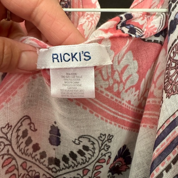 Flowy tunic wrap around. I wear xs and will fits most sizes - Picture 2 of 2